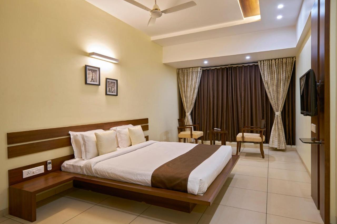 Hotel 3 Leaves Kolhapur Exterior photo