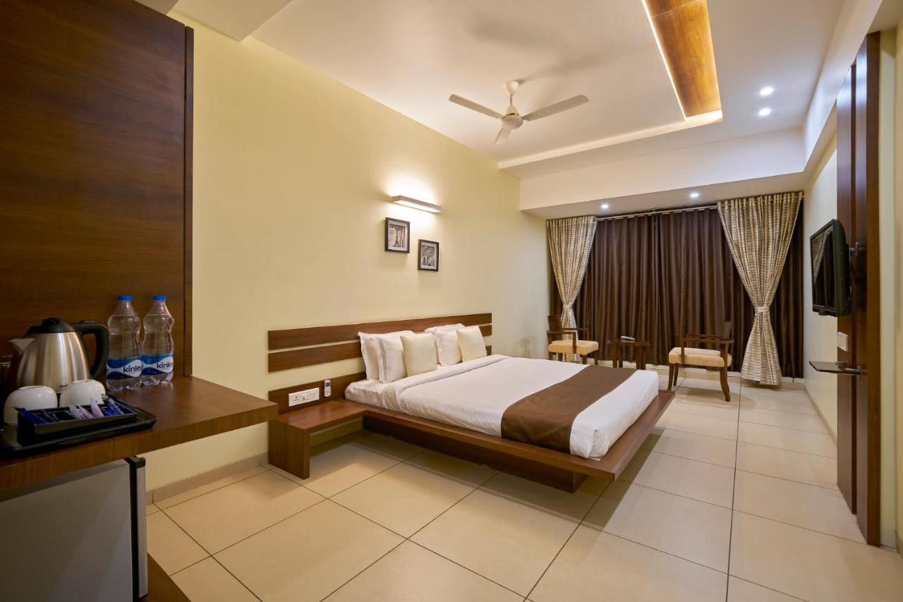 Hotel 3 Leaves Kolhapur Exterior photo
